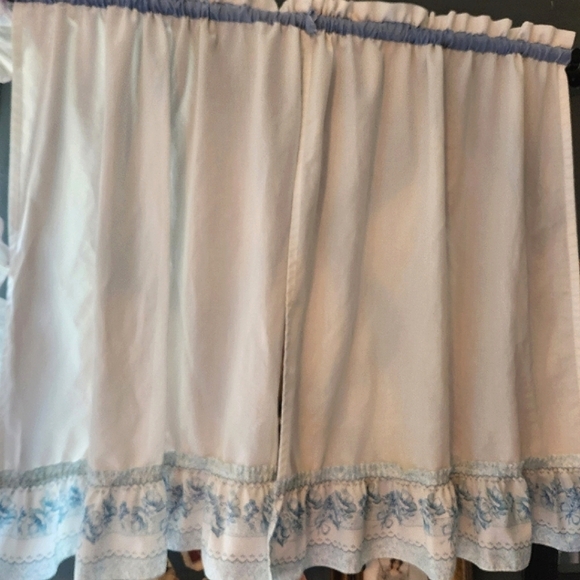 PAIR OF VINTAGE  KITCHEN WINDOW OR BACK DOOR CURTAINS - Picture 2 of 5